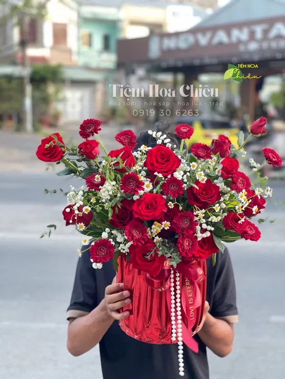 Đặt hoa chúc mừng ngày nhà giáo 20 11: Ý nghĩa đặc biệt của lẵng hoa tinh tế