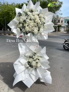 Đặt vòng hoa viếng với cách ghi nội dung bảng chữ vòng hoa đám tang, chia buồn