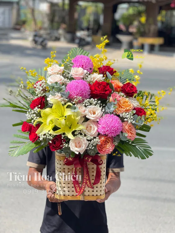 Đặt hoa chúc mừng ngày nhà giáo 20 11: Ý nghĩa đặc biệt của lẵng hoa tinh tế