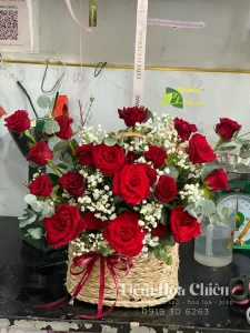 Mẫu giỏ hoa chúc mừng tông màu đỏ sắc hoa rực rỡ đầy tình yêu và thành công