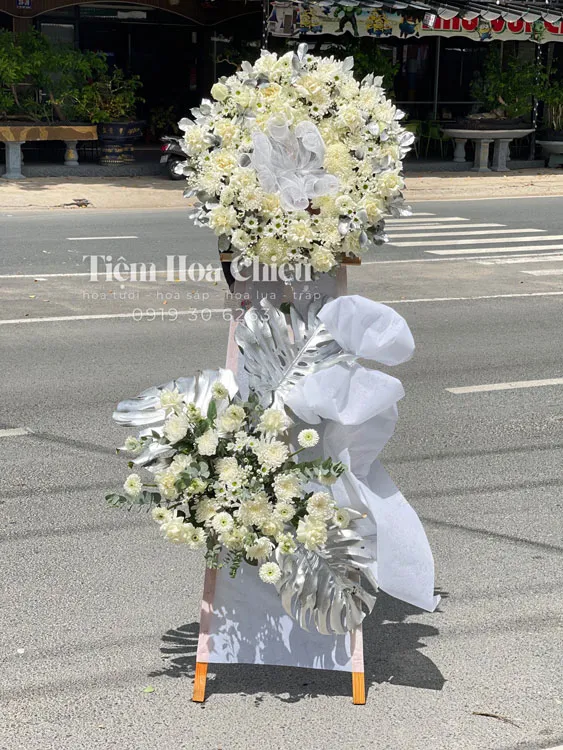 Các lưu ý cần biết khi đặt kệ hoa tang Bạc Liêu chia buồn, vòng hoa viếng đám tang