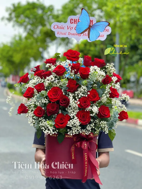Mẫu giỏ hoa chúc mừng tông màu đỏ sắc hoa rực rỡ đầy tình yêu và thành công