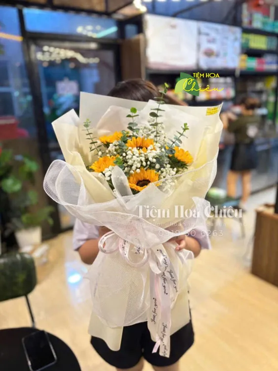 Đặt hoa tốt nghiệp không chỉ là truyền thống mà là cách tuyệt vời để chia sẻ niềm vui và khích lệ.