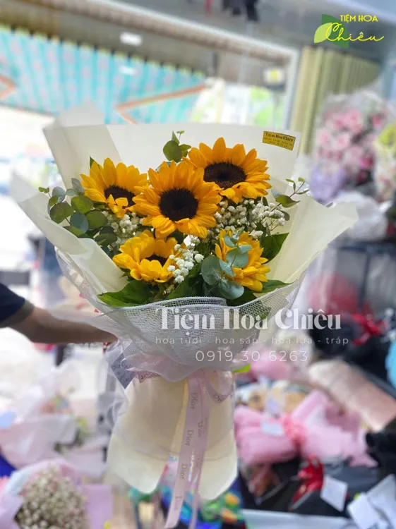 Đặt hoa tốt nghiệp không chỉ là truyền thống mà là cách tuyệt vời để chia sẻ niềm vui và khích lệ.