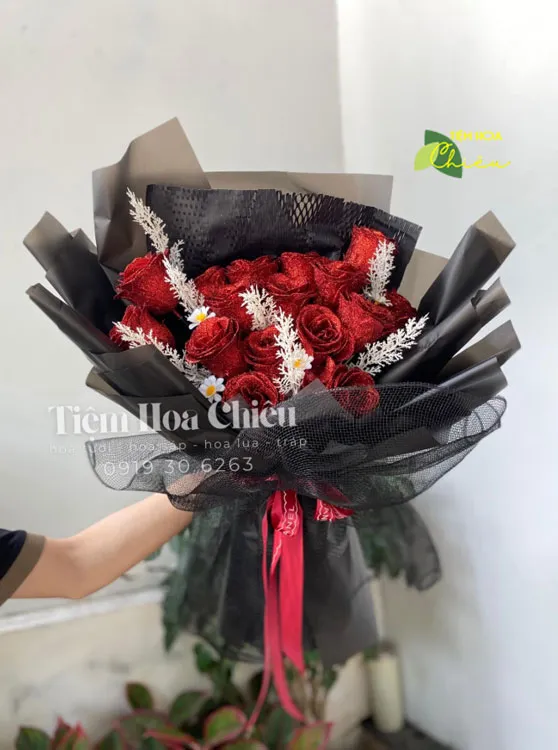 Hoa lụa sản phẩm của sự kết hợp tài năng, kỹ năng và sáng tạo đầy tự nhiên.