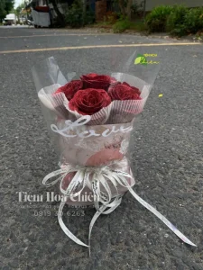 Hoa lụa sản phẩm của sự kết hợp tài năng, kỹ năng và sáng tạo đầy tự nhiên.