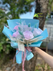 Tặng hoa tươi hay hoa sáp thể hiện sự tươi mới và tinh khôi, hay chọn hoa sáp bền vững và lâu bền