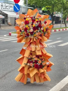 Thông tin về lẳng hoa trang trí trong các buổi tiệc làm tăng thêm sự trang trọng, tinh tế.