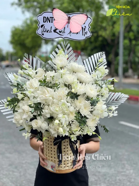 Ý nghĩa sâu sắc hoa chia buồn Bạc Liêu trong đám tang an ủi và sẻ chia nỗi buồn cùng gia quyến.