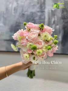 Đặt hoa trang trí tiệc cưới bằng hoa tươi: Tạo không gian mơ ước hiệu ứng lung linh