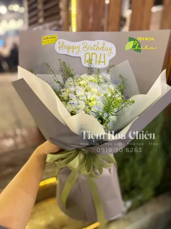 Đặt hoa chúc mừng sinh nhật công ty khéo léo ghi điểm, gây ấn tượng với cấp trên của mình.