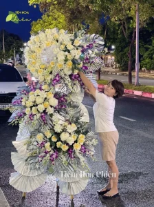Đặt hoa viếng đám tang thể hiện sự đau buồn, thương tiếc với sự ra đi của người đã khuất