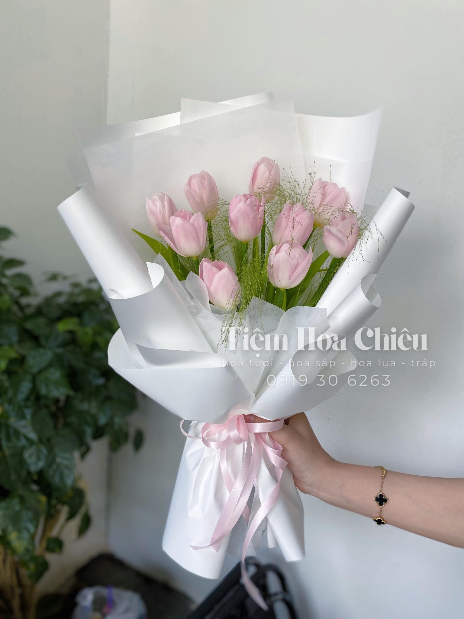 Hoa bó tuplip tone trắng 00170