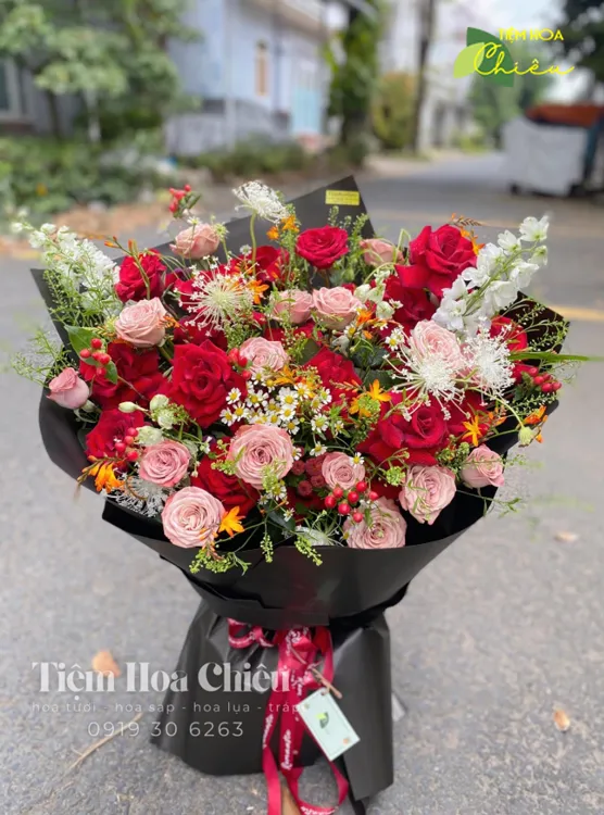 Hoa chúc mừng tốt nghiệp gửi gắm tình cảm chân thành và lời chúc tốt đẹp.