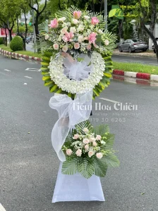 Đặt vòng hoa đám tang thể hiện sự đau buồn, thương tiếc với sự ra đi của người đã khuất