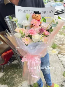 Đặt hoa tốt nghiệp gửi gắm niềm tự hào và lời chúc tương lai tươi sáng