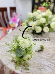 Đặt hoa trang trí tiệc cưới góp phần tạo nên không gian cưới ấm cúng, sang trọng