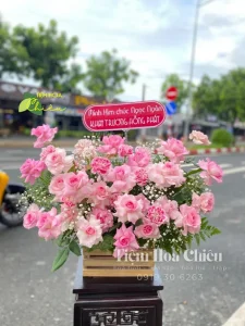 Giỏ hoa tươi giá rẻ khai trương màu sắc bắt mắt và đảm bảo độ tươi lâu bền.