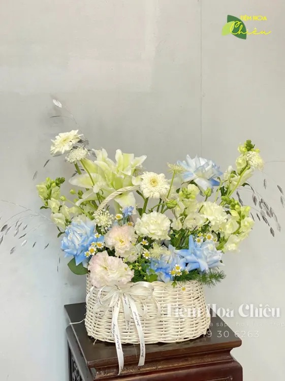 Giỏ hoa tươi giá rẻ xinh xắn món quà mang đến cảm giác ấm áp, gần gũi và chân thành.