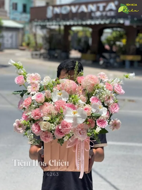 Giỏ hoa tươi giá rẻ xinh xắn món quà mang đến cảm giác ấm áp, gần gũi và chân thành.