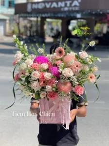 Giỏ hoa tươi giá rẻ xinh xắn món quà mang đến cảm giác ấm áp, gần gũi và chân thành.