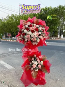 Đặt hoa mừng khai trương tượng trưng cho sự giàu có, sung túc và thịnh vượng.