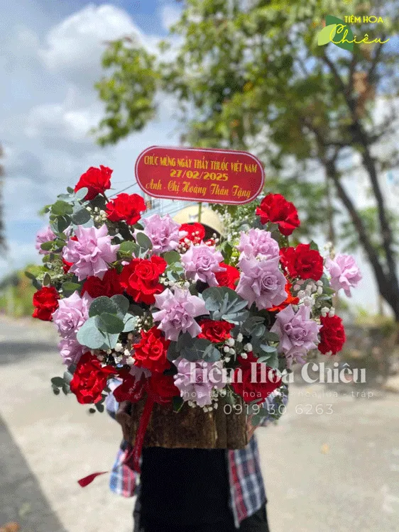 Đặt hoa tươi tri ân, tôn vinh ngày thầy thuốc 27/2 với tinh thần trách nhiệm và sự cống hiến tận tụy