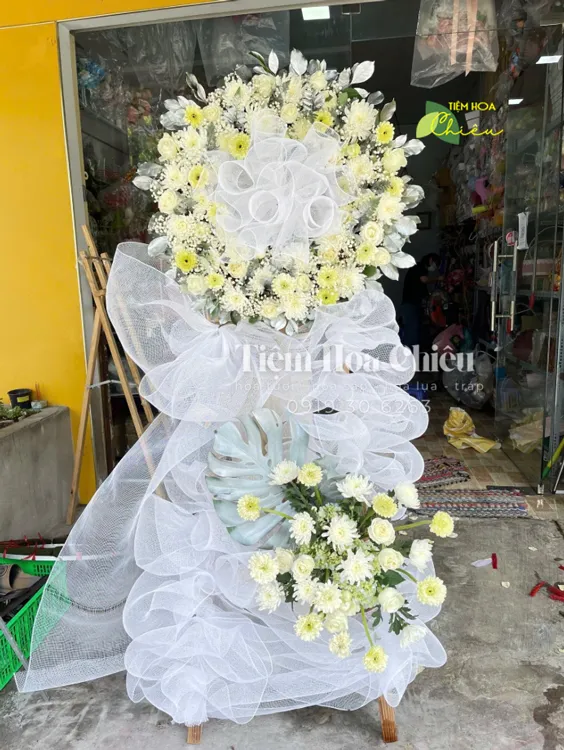 Đặt vòng hoa đám tang vừa trang nghiêm, vừa thể hiện trọn vẹn tấm lòng thành kính.