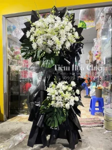 Đặt vòng hoa đám tang vừa trang nghiêm, vừa thể hiện trọn vẹn tấm lòng thành kính.