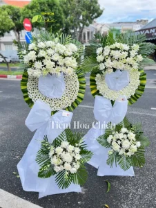 Đặt vòng hoa đám tang thiết kế tinh tế, tôn trọng và tình cảm chân thành gửi gắm đến người đã khuất.