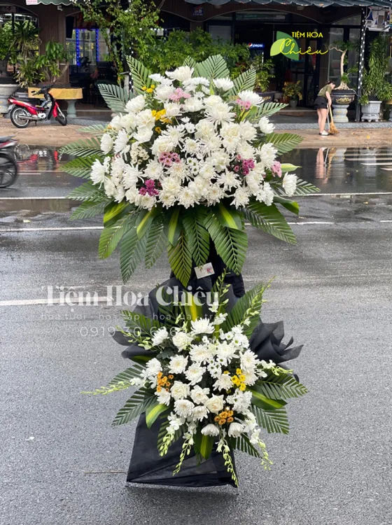 Đặt vòng hoa đám tang thiết kế tinh tế, tôn trọng và tình cảm chân thành gửi gắm đến người đã khuất.