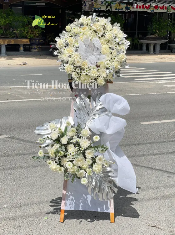 Đặt vòng hoa đám tang thiết kế tinh tế, tôn trọng và tình cảm chân thành gửi gắm đến người đã khuất.