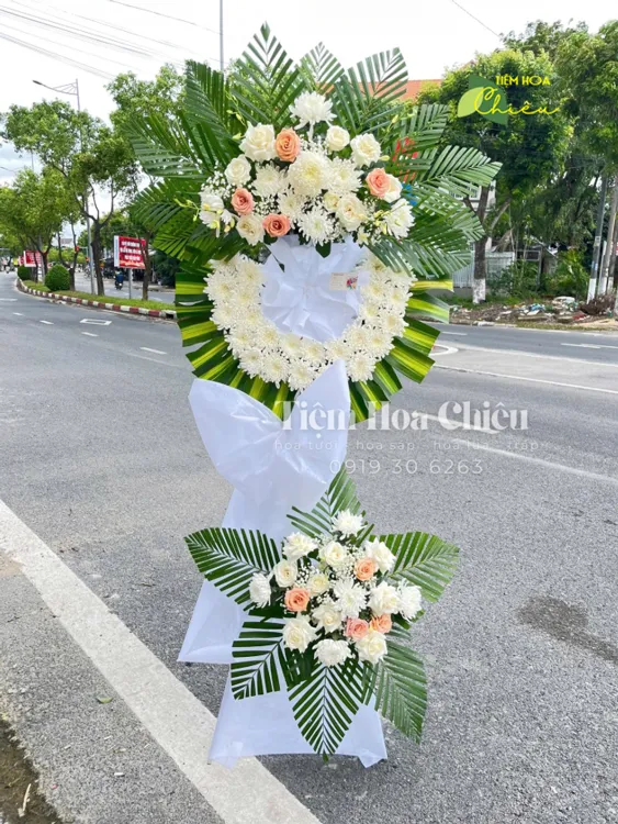 Đặt vòng hoa đám tang bày tỏ lòng tiếc thương, gửi gắm niềm nhớ nhung đến người đã khuất.