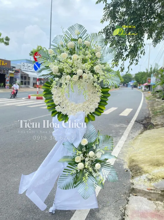 Đặt vòng hoa đám tang bày tỏ lòng tiếc thương, gửi gắm niềm nhớ nhung đến người đã khuất.