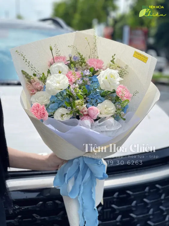 Đặt hoa tốt nghiệp lời chúc trọn vẹn, mong muốn điều may mắn và thành công sẽ đến trong tương lai.