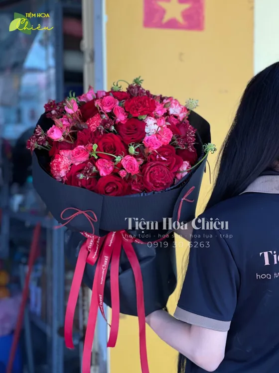 Đặt hoa tốt nghiệp lời chúc trọn vẹn, mong muốn điều may mắn và thành công sẽ đến trong tương lai.