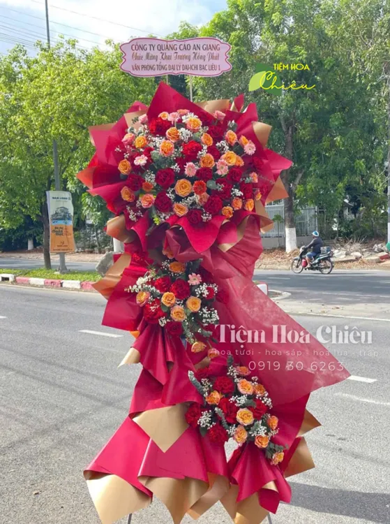 Đặt hoa mừng khai trương tượng trưng cho vượng khí, may mắn và sự thịnh vượng.