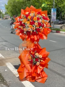 Đặt hoa mừng khai trương tượng trưng cho vượng khí, may mắn và sự thịnh vượng.