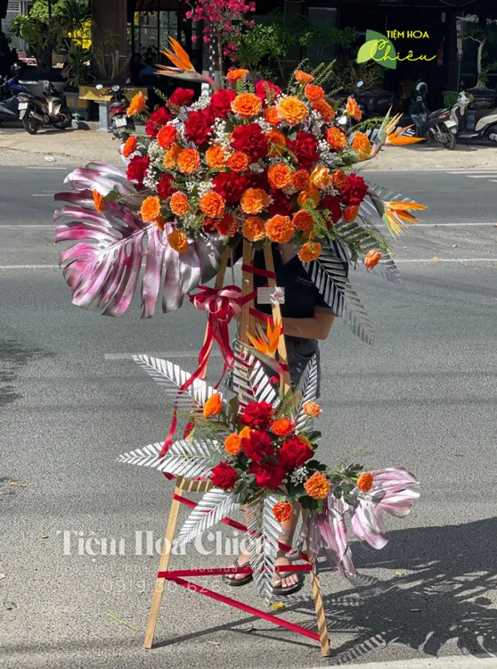 Đặt hoa mừng khai trương tượng trưng cho vượng khí, may mắn và sự thịnh vượng.