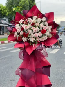 Đặt hoa chúc mừng mang nhiều ý nghĩa sâu sắc, thể hiện sự chân thành với lời chúc tốt đẹp nhất.