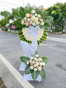 Đặt hoa viếng đám tang thể hiện sự đau buồn, thương tiếc với sự ra đi của người đã khuất