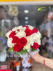 Shop hoa tươi thiết kế hoa cưới cầm tay tượng trưng cho tình yêu sâu đậm và không bao giờ thay đổi