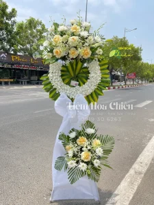 Đặt hoa viếng đám tang tượng trưng cho sức mạnh tinh thần và sự vững vàng khi vượt qua nỗi đau mất mát.