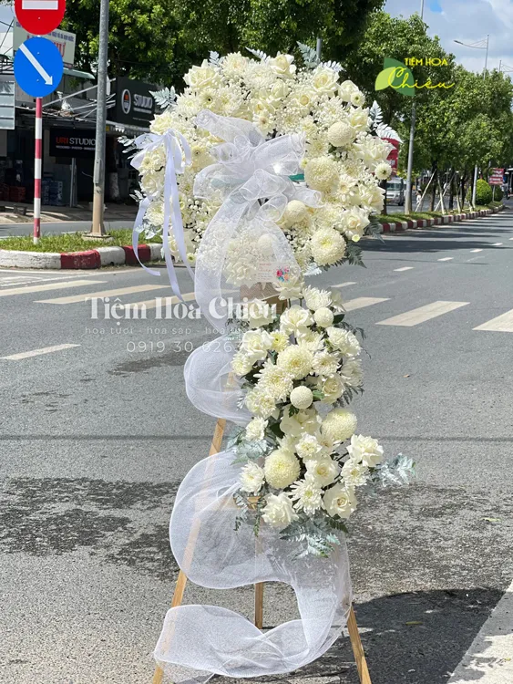 Đặt hoa viếng đám tang để trao gửi tất cả lòng thành kính và sự tiếc nuối đối với người đã khuất