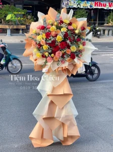 Đặt hoa chúc mừng gửi gắm lời chúc thành công, may mắn và niềm vui trọn vẹn đến người nhận.