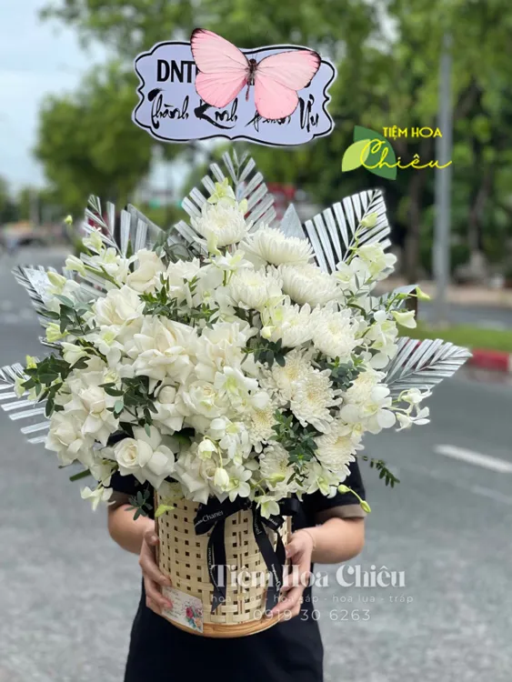 Hoa chia buồn Bạc Liêu dùng hoa tươi để chia sẻ, an ủi phần nào tâm hồn của gia quyến