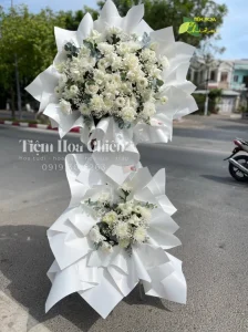 Đặt vòng hoa viếng tiếc thương vô hạn và lời cầu mong sự an lạc siêu thoát người đã khuất