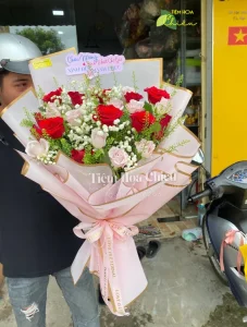 Đặt hoa mừng khai trương góp phần tạo nên không khí vui vẻ và ý nghĩa cho buổi lễ khai trương