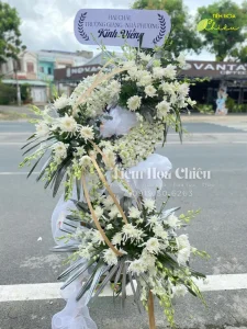 Đặt hoa viếng đám tang làm dịu đi không khí u buồn, thể hiện sự tiếc thương vô hạn đến người đã khuất