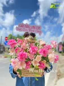 Giỏ hoa tươi lựa chọn hoàn hảo để thể hiện tình cảm và sự quan tâm đến người nhận.